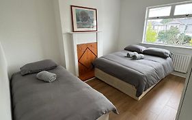 Nice Triple Room At 2 Iveragh Rd-7