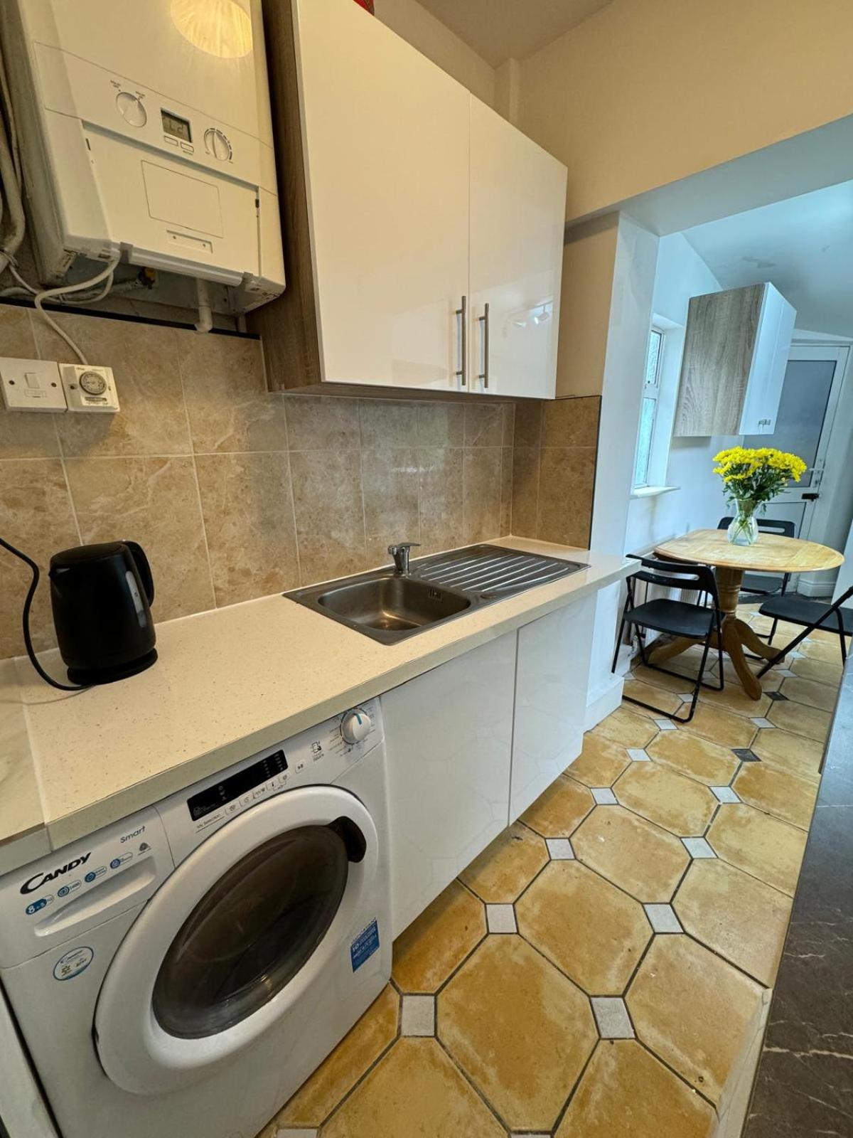 Nice Triple Room At 2 Iveragh Rd-7 Dublin Extérieur photo